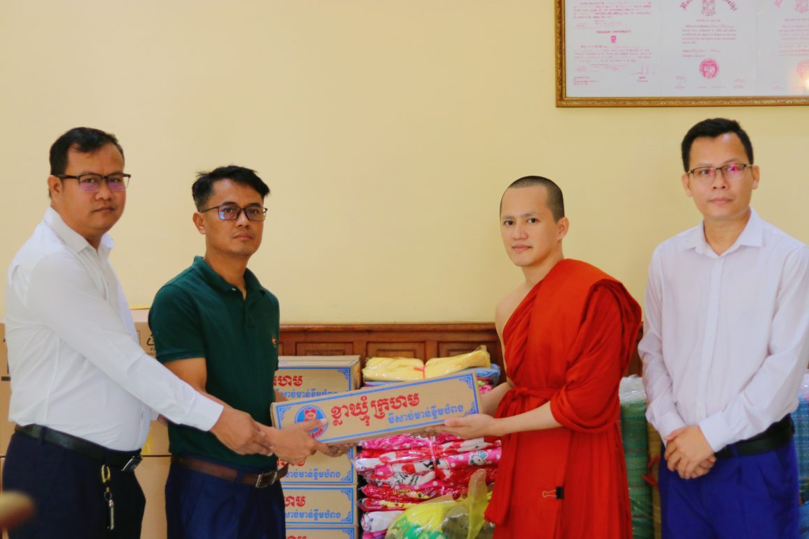 ថ្នាក់ដឹកនាំ គ្រឹះស្ថាន ម៉ាមេឌី ហ្វាយនែន ម.ក និងបុគ្គលិកទាំងអស់ និងជាមួយសមាគមបណ្ណាល័យគំនិត