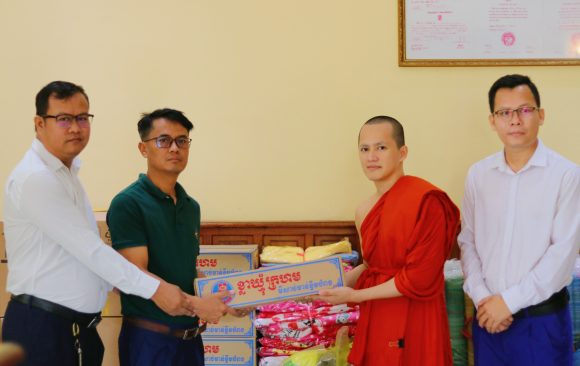 ថ្នាក់ដឹកនាំ គ្រឹះស្ថាន ម៉ាមេឌី ហ្វាយនែន ម.ក និងបុគ្គលិកទាំងអស់ និងជាមួយសមាគមបណ្ណាល័យគំនិត
